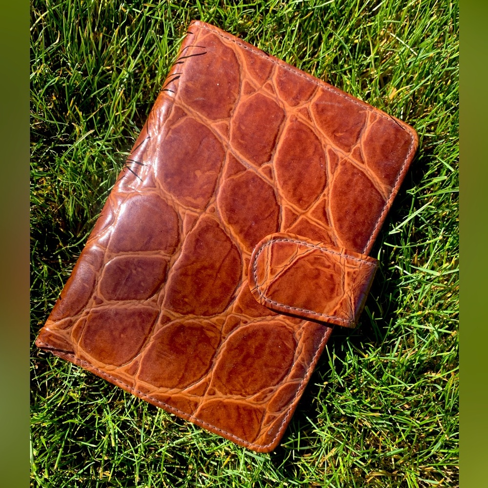 Leather Vintage Buxton Brown Passport Crocodile Style Snap Closure